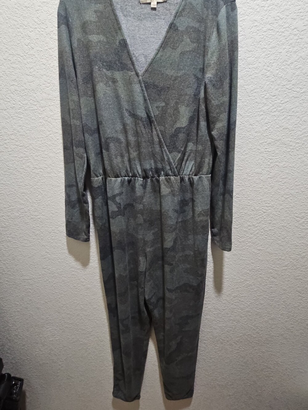 Rewind Olive Distressed Camo V-Neck Long Sleeve Jumpsuit -NWOT LARGE - Picture 5 of 7